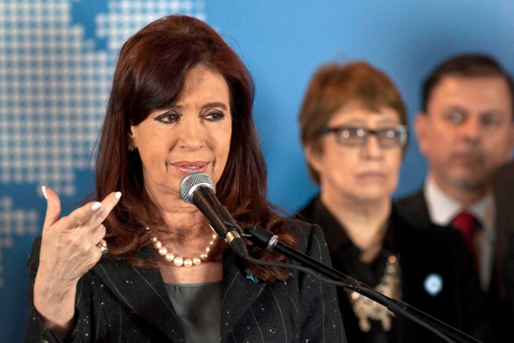 Kirchner diz que não aceita “extorsão” e manterá reestruturação da dívida