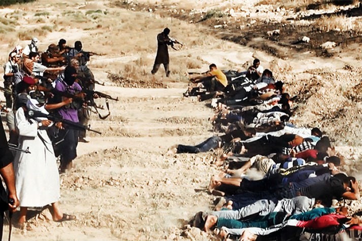 Imagem mostra o que seria a execução de soldados iraquianos por integrantes do Estado Islâmico do Iraque e da Síria, em 14 de junho, na província de Salahuddin  