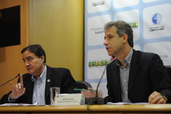 Governo proíbe fumo em locais fechados