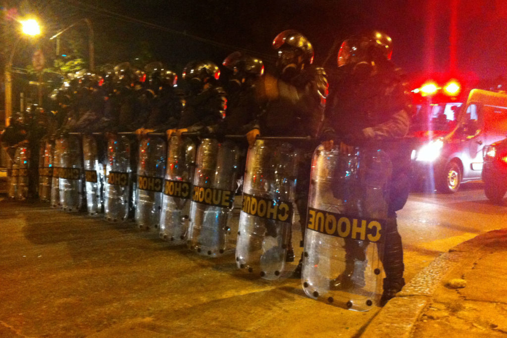 Manifestantes são reprimidos próximo ao Maracanã