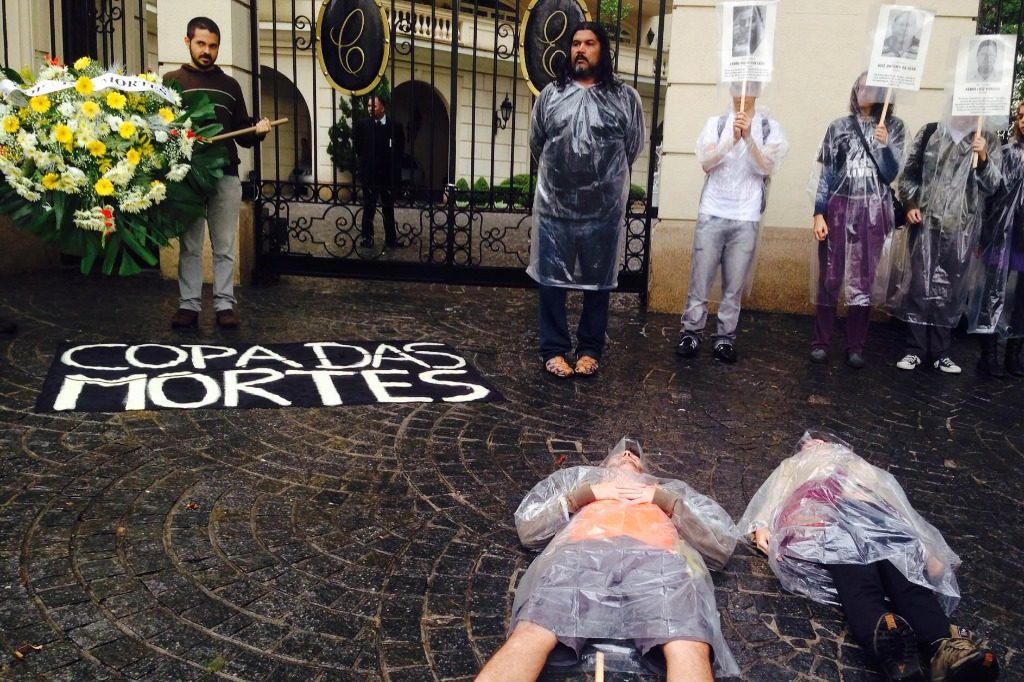 Manifestantes “enterram” trabalhadores em frente à casa de Marín