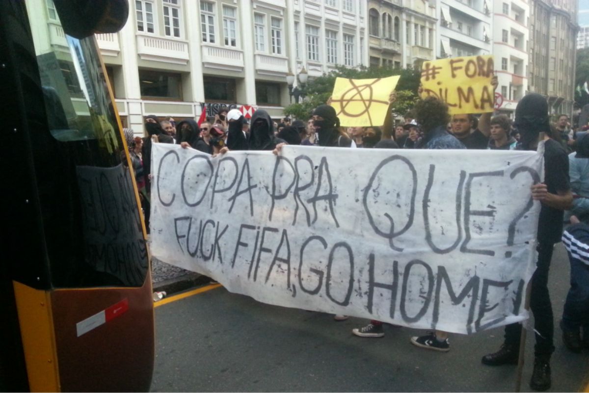 Durante jogo, PM assiste à depredação em Curitiba