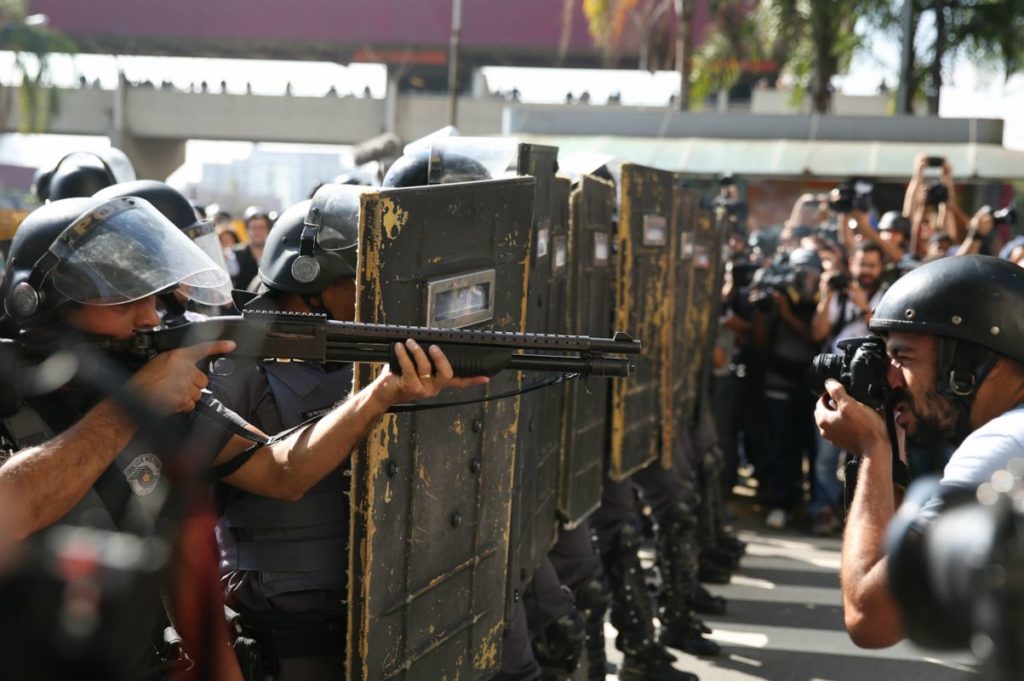 Polícia Militar dispersa manifestantes contra a Copa
