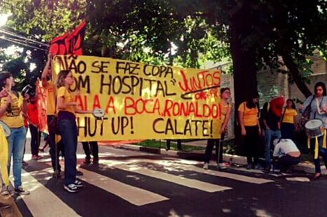 PSOL faz protesto em frente ao escritório de Ronaldo