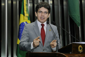 “Esquerda vive crise”, diz Randolfe ao desistir de disputar Presidência pelo PSOL