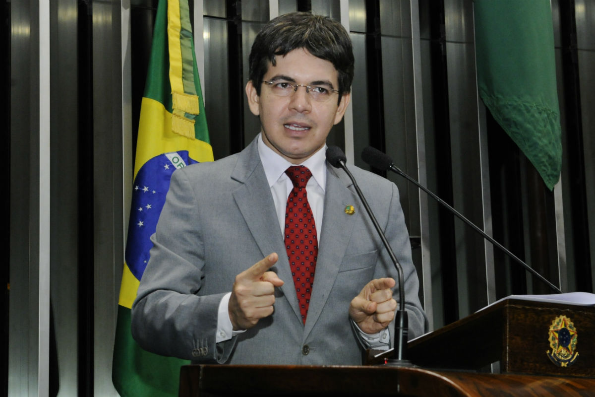 “Esquerda vive crise”, diz Randolfe ao desistir de disputar Presidência pelo PSOL