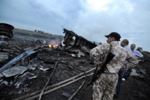 Avião comercial cai na Ucrânia, possivelmente abatido