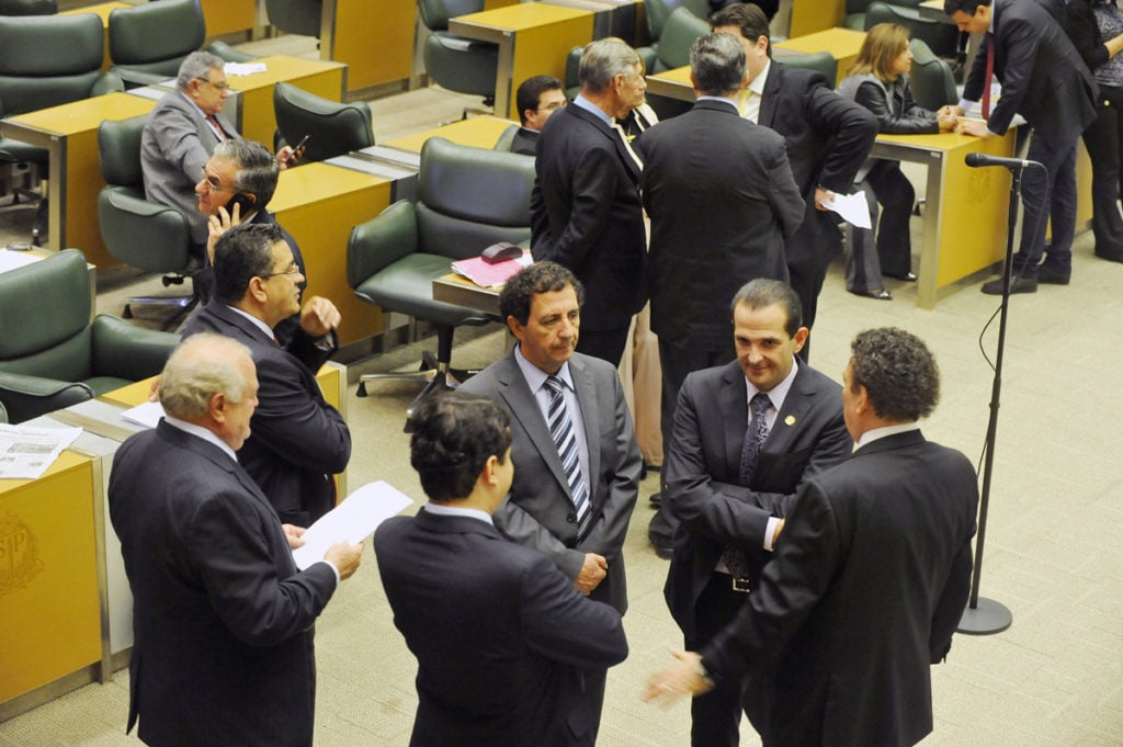 Deputados de SP aprovam veto a máscaras em protestos