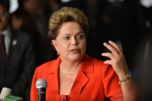 Avaliação do governo cai, mas Dilma venceria no 2º turno
