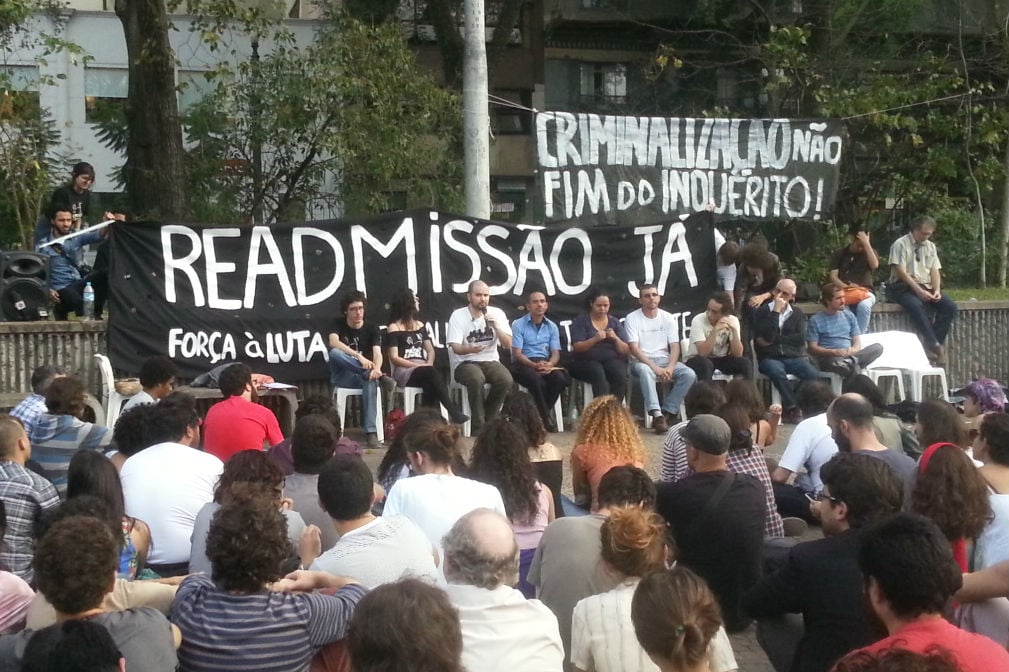 Cercado por policiais, MPL faz debate na praça da Sé