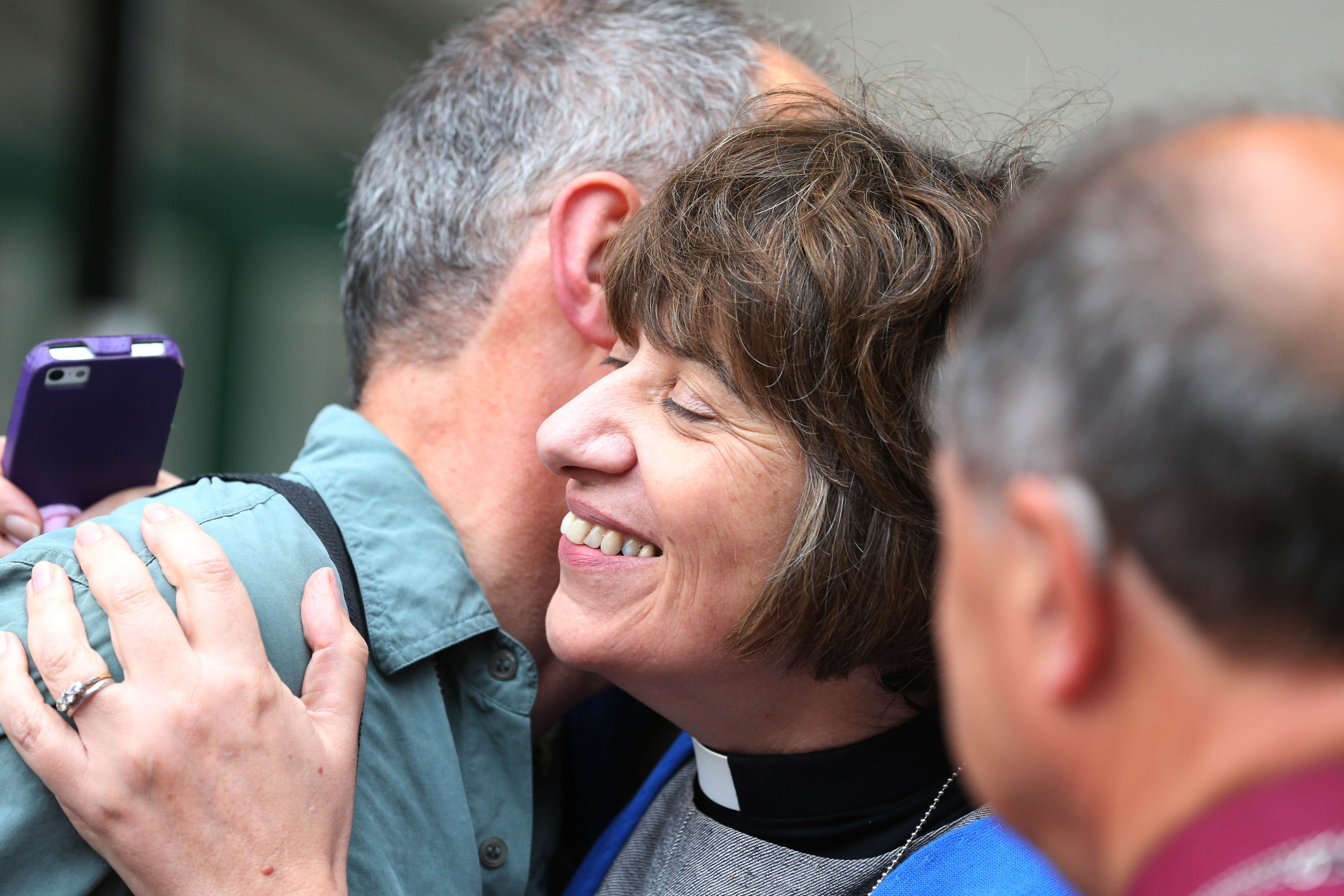 Igreja Anglicana da Inglaterra aprova mulheres bispos