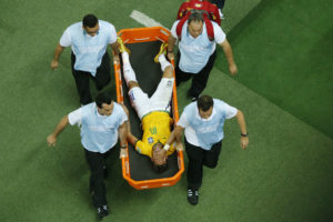 Com fratura na vértebra, Neymar está fora da Copa