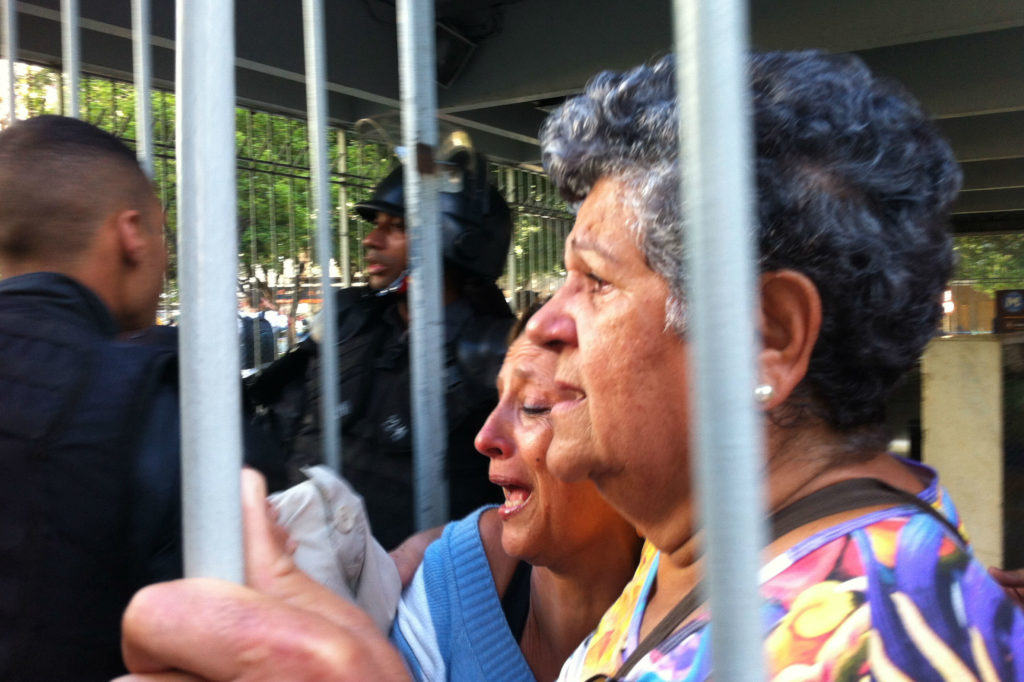 Com violência, PM contém protesto durante a final