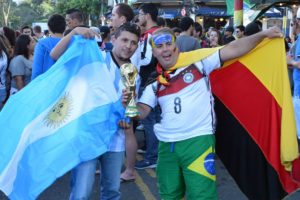 Brasileiros e argentinos se irmanaram no Maracanã