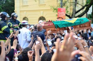 Campos é enterrado sob gritos de 