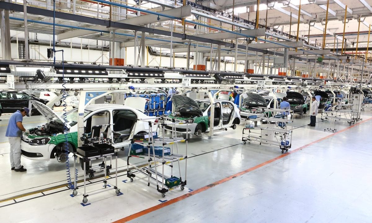 Desempenho da indústria automobilística segue estável, mas cenário político preocupa