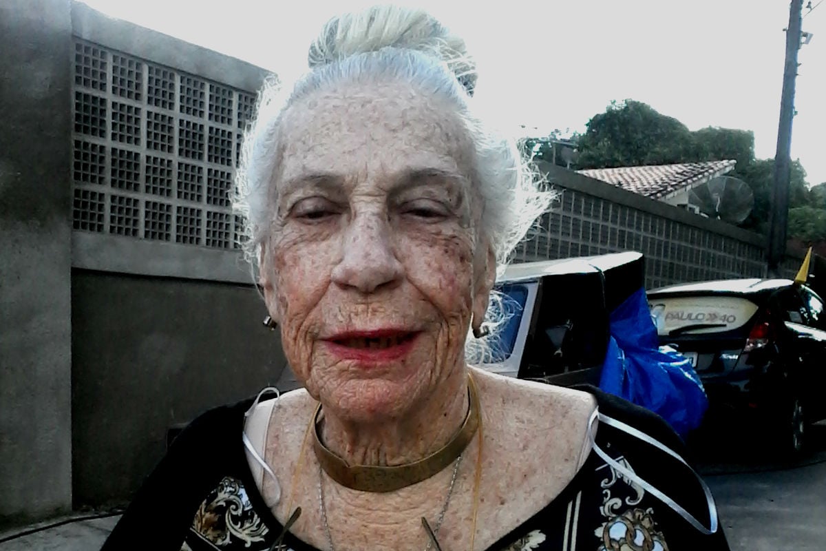Aos 92 anos, primeira-dama do teatro de PE faz homenagem a Eduardo Campos