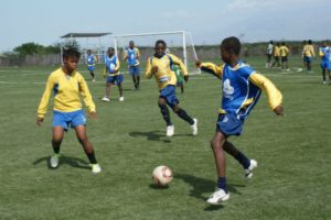 VivaRio treina haitianos para jogarem futebol no Brasil