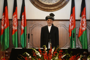 Novo presidente toma posse e coloca fim à crise política no Afeganistão