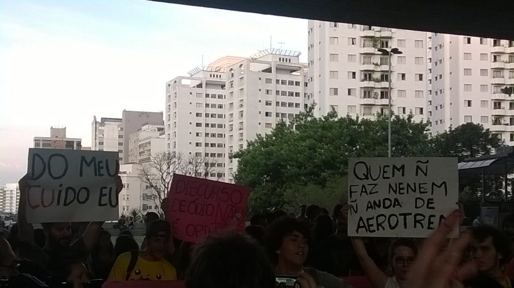 Manifestantes realizam ‘beijaço’ contra Levy Fidelix