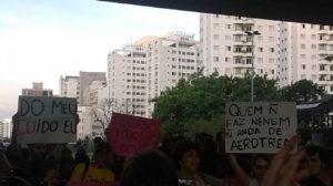 Manifestantes realizam 'beijaço' contra Levy Fidelix