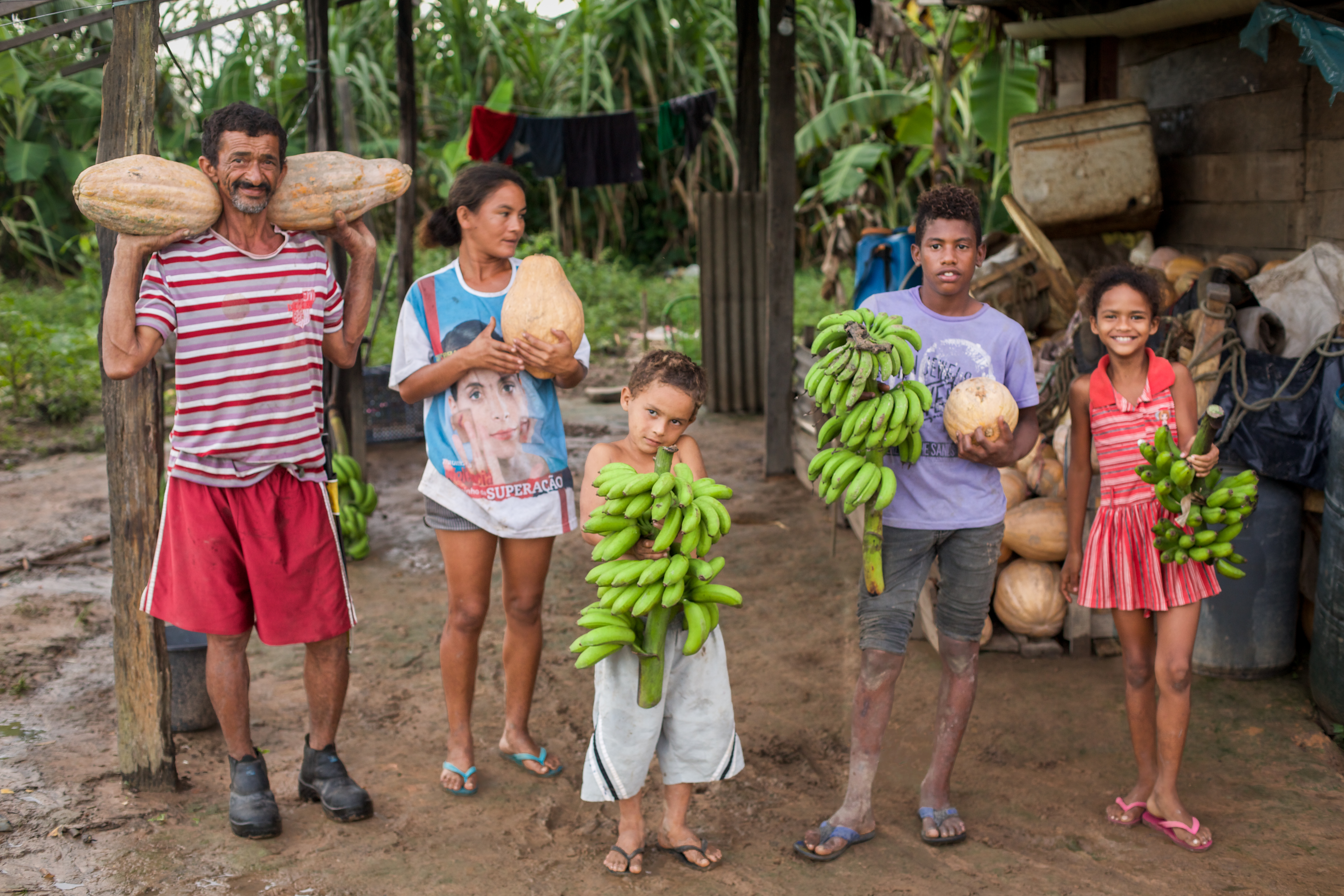 Família de agricultores em assentamento no interior do Pará 
