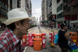 Manifestantes pró-democracia resistem e erguem barricadas em Hong Kong