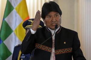 Presidente da Bolívia alcança 60% dos votos na apuração oficial