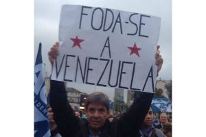 Conselheiro do Estadão xinga Venezuela em ato pró-Aécio