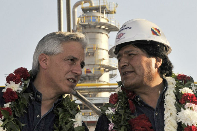 Evo Morales, ao lado de Alvaro Garcia Linera, seu vice-presidente, durante a inauguração da usina de separação e liquefação de gás Gran Chaco, na cidade de Yacuiba, em 16 de outubro 