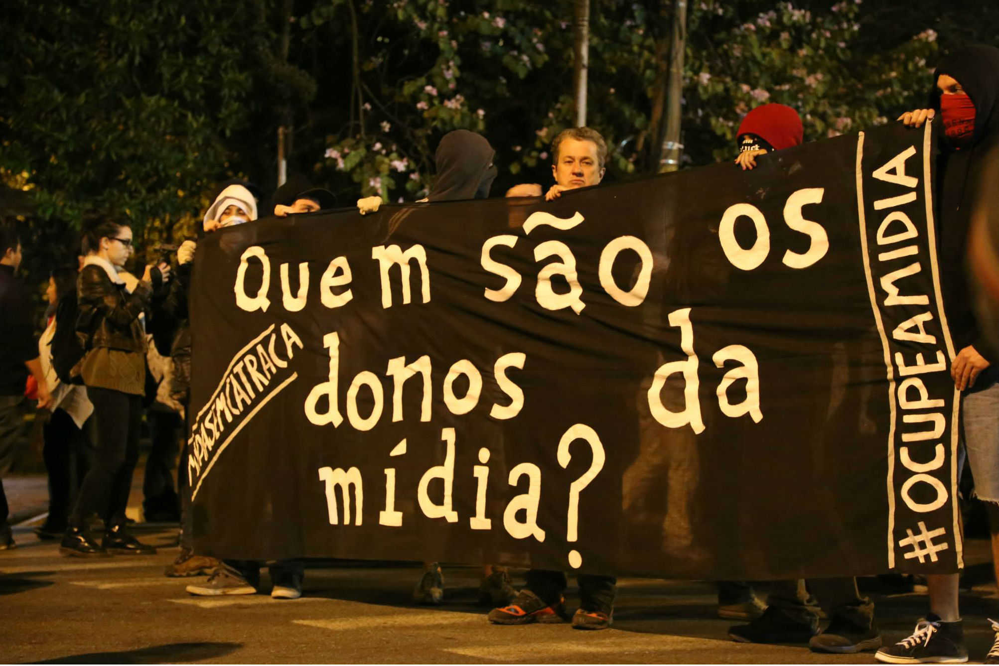 Controle de emissoras por políticos leva à falsificação da democracia