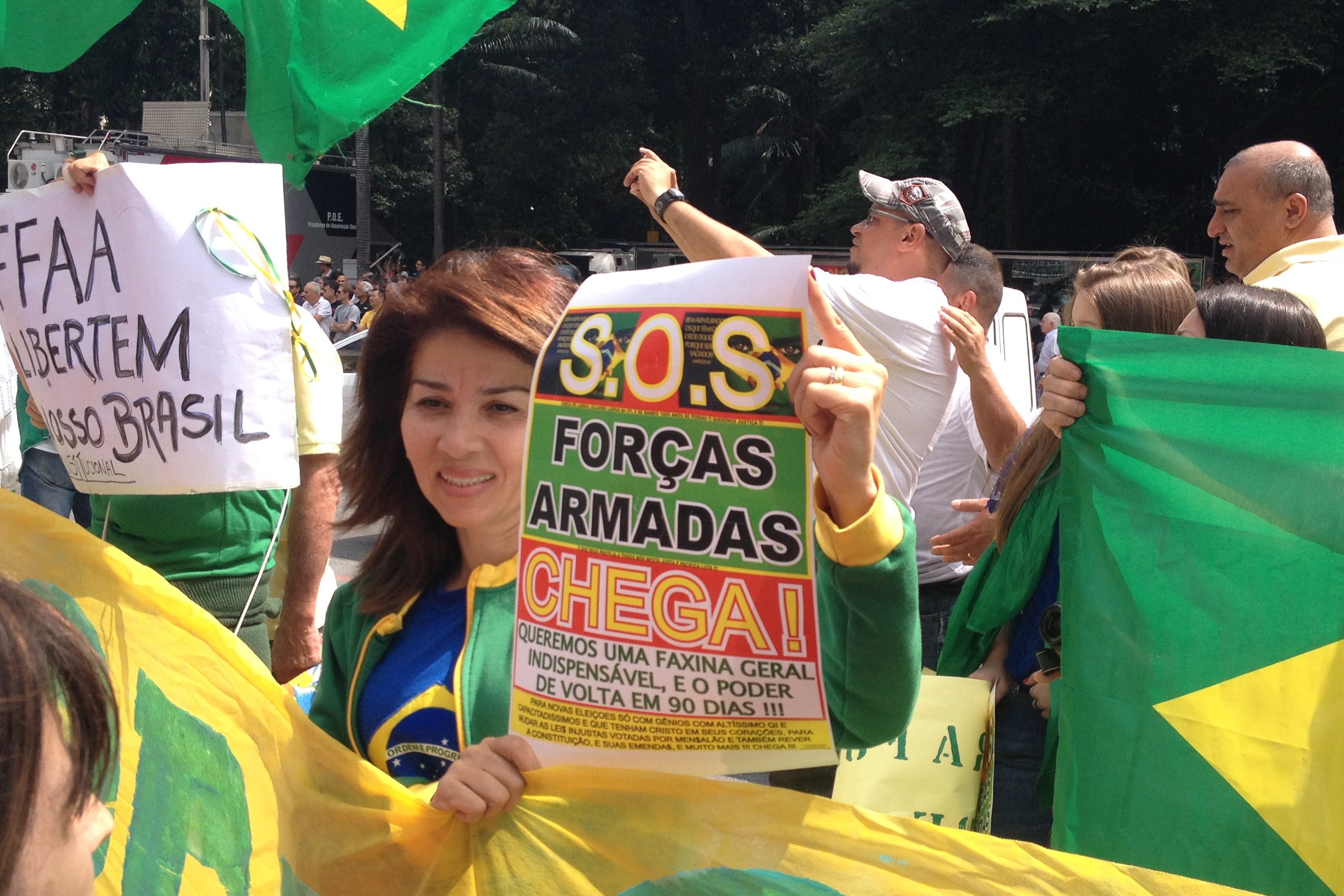 Uma das manifestantes que defendia a deposição de Dilma pelas Forças Armadas 