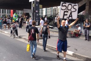 500 pessoas pedem golpe militar ou impeachment de Dilma em SP