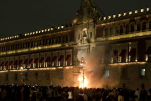 Após chacina, manifestantes tentam invadir sede presidencial no México