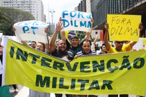 Defensores do golpe contra Dilma atacam jornalistas