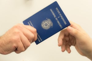 Desemprego cai para 6,8% no trimestre encerrado em julho