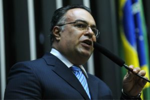 Câmara cassa mandato de André Vargas por envolvimento com Youssef