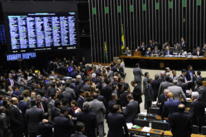 Após 18 horas, Congresso altera cálculo do superávit