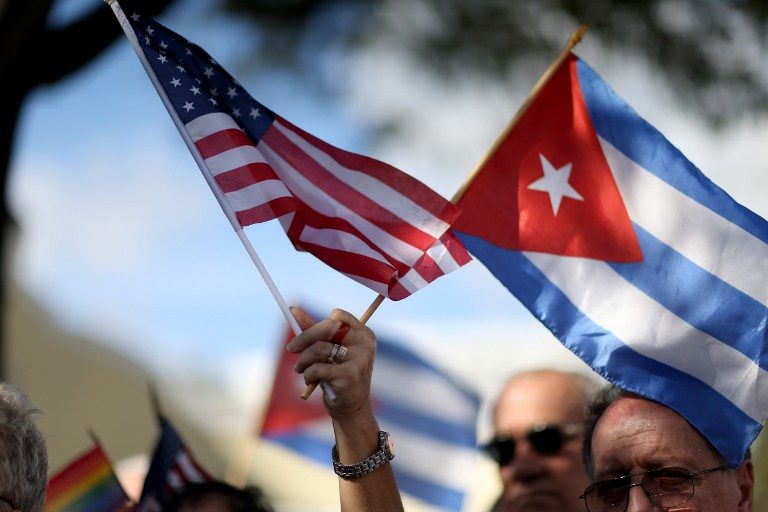 Bandeiras de Cuba e EUA na janela|Casa em Havana|Revolução Cubana