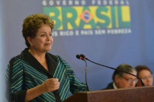 Dilma chora ao receber relatório final da Comissão Nacional da Verdade