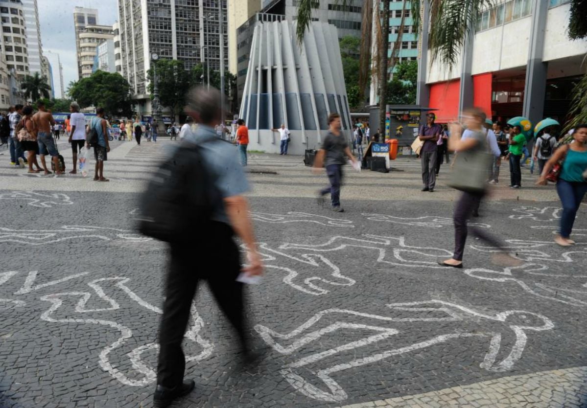 Silhuetas de corpos desenhadas no Rio de Janeiro alertam para assassinatos de jovens negros 