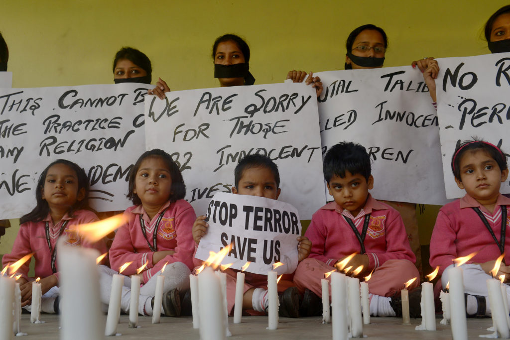Ataque a escola expõe falhas na estratégia antiterrorismo do Paquistão
