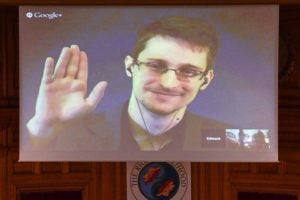 Snowden é ovacionado na entrega do Nobel Alternativo