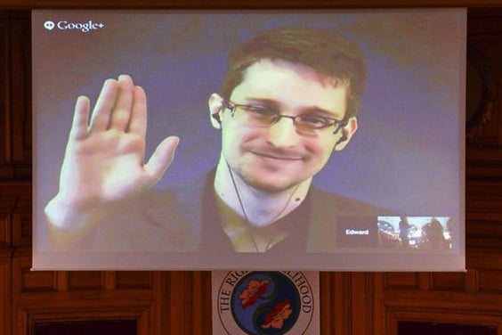 Snowden é ovacionado na entrega do Nobel Alternativo