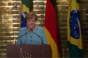 Merkel diz que saída Grécia da zona do euro é