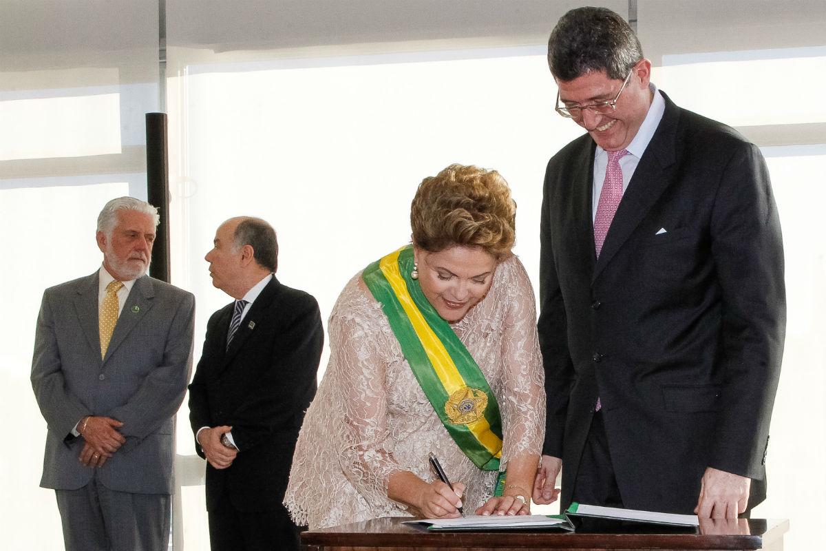 O governo Dilma faz em 2015, com a ajuda do ministro Joaquim Levy (foto), um ajuste fiscal 