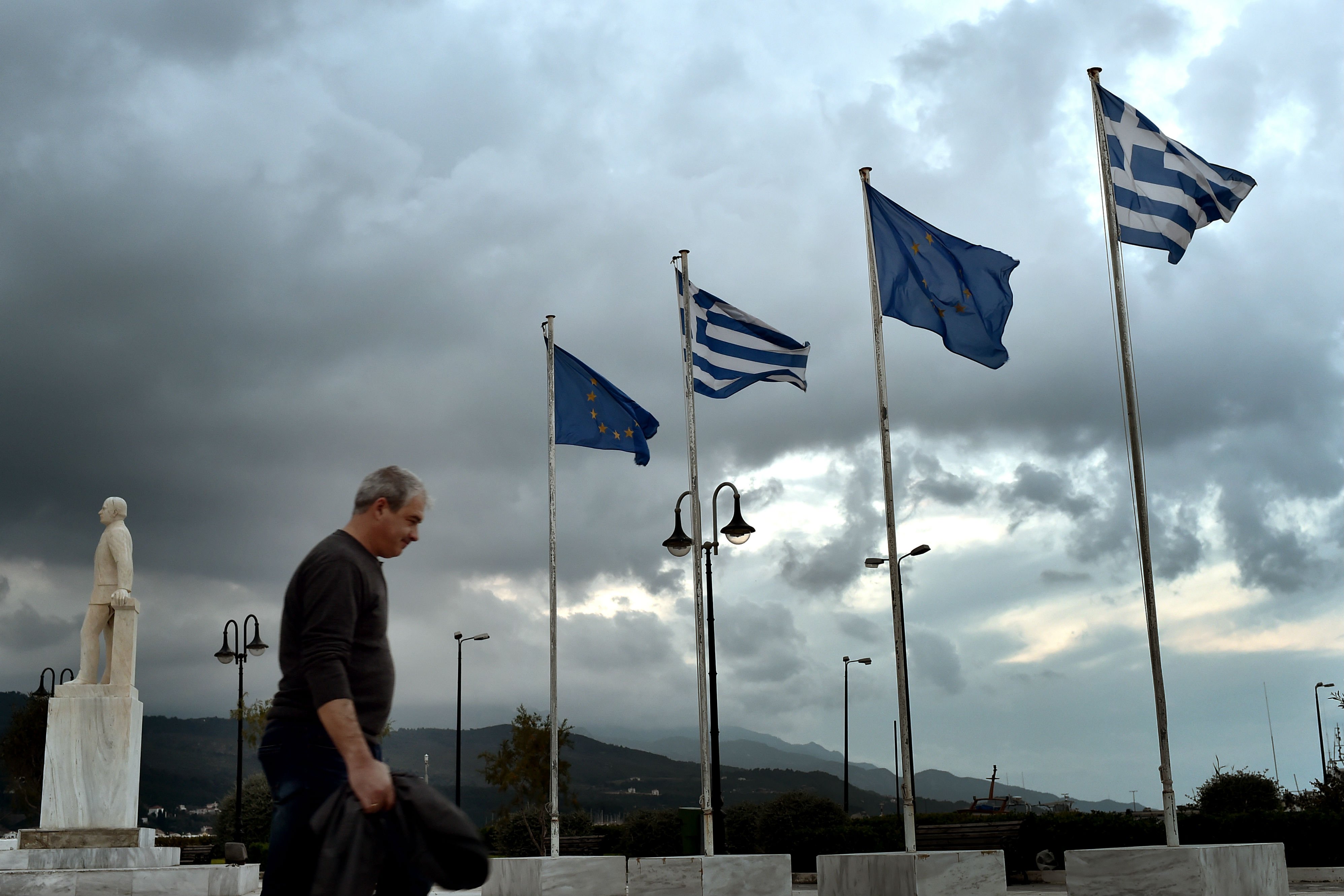 Bandeiras da Grécia e da União Europeia tremulam no porto de Samos em 20 de janeiro. No domingo 25, gregos vão novamente às urnas 