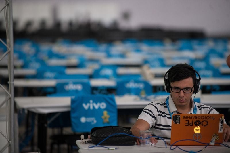 Rapaz usa a internet durante a Campus Party 2014, em São Paulo. A banda larga no Brasil está muito distante das necessidades do País, e das promessas do governo 