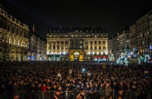 Atentado terrorista deixa 12 mortos em Paris e leva 100 mil às ruas
