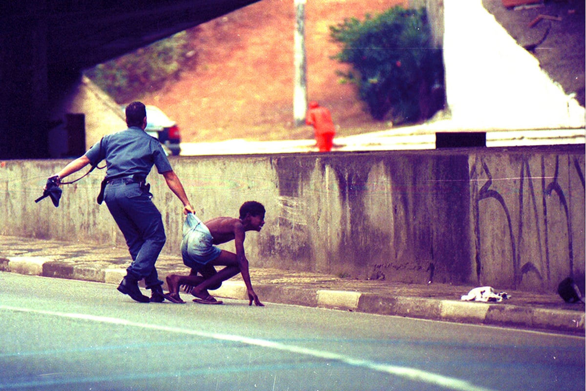 Policial militar agarra menor na rua Amaral Gurgel, no centro de São Paulo 